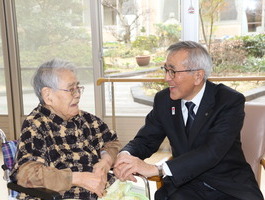 歓談する須藤さんと奥塚市長