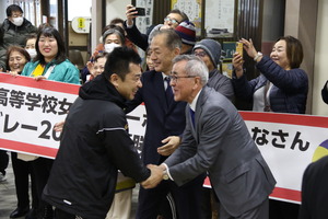 竹内監督と握手する奥塚市長