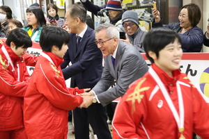 選手と出迎える奥塚市長