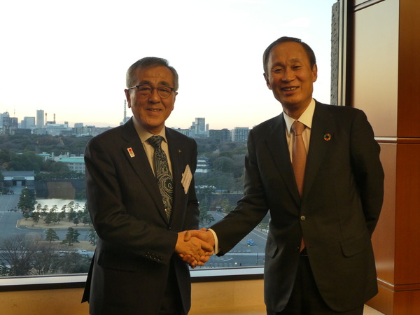 握手を交わす工藤会長と奥塚市長
