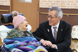 歓談する長岡さんと奥塚市長