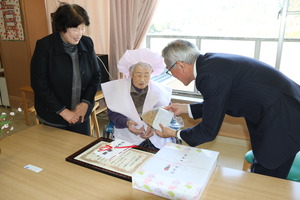 記念品などを手渡す奥塚市長