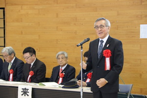 あいさつする奥塚市長