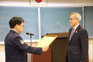 芦刈署長から感謝状を受け取る奥塚市長