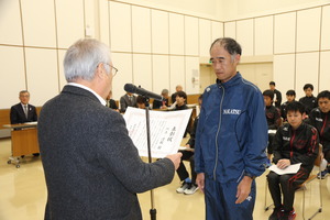 永年出場表彰伝達を受ける川上選手