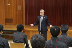 選手をねぎらう奥塚市長