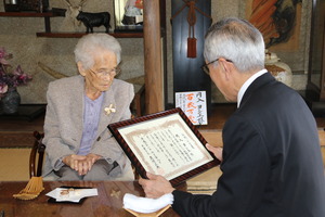 円入さんにお祝いの言葉を伝える奥塚市長