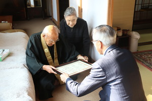 お祝いの言葉を伝える奥塚市長