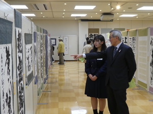 作品の説明を受ける奥塚市長