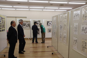 展示を見学する奥塚市長