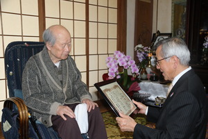 お祝いの言葉を伝える奥塚市長