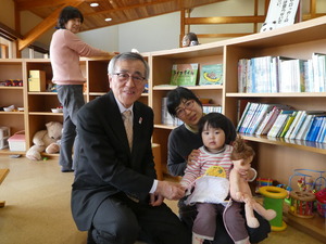 親子に話しかける奥塚市長