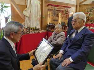 お祝いの言葉を伝える奥塚市長