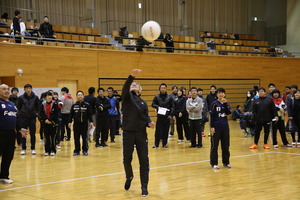 始球式でサーブする奥塚市長