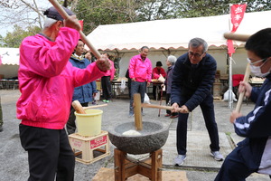 餅つきに参加する奥塚市長