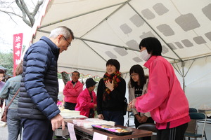 地域の人とふれあう奥塚市長