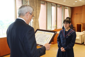 奥塚市長から表彰を受ける渡邉さん