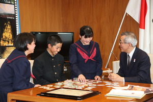 生徒たちの活動を体験する奥塚市長