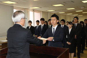 辞令を手渡す奥塚市長