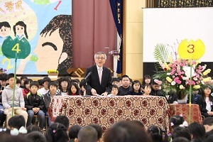 お祝いの言葉を伝える奥塚市長