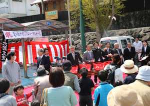 もちまきに参加する市長