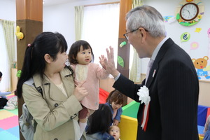 子どもとハイタッチする奥塚市長