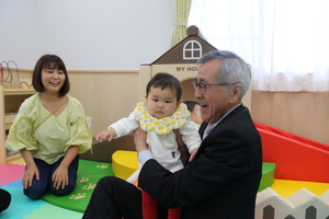 子どもを抱っこする奥塚市長