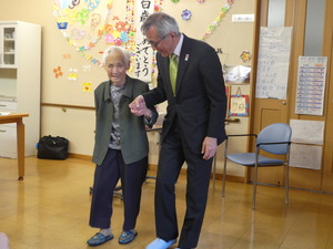 一緒に歩く上家さんと奥塚市長