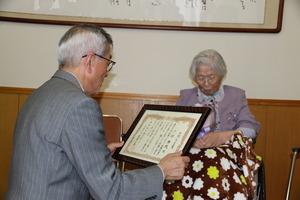 お祝いの言葉を伝える奥塚市長