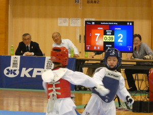 試合を観戦する奥塚市長する