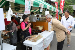 出店者と会話する市長