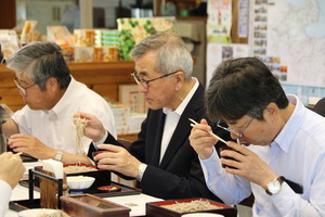 夏そばを試食する奥塚市長