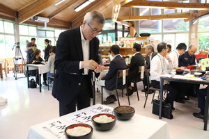 玄そばを手に取る奥塚市長