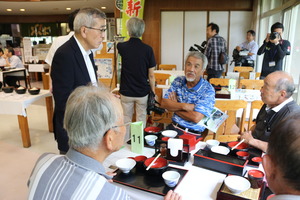 生産者と話す奥塚市長