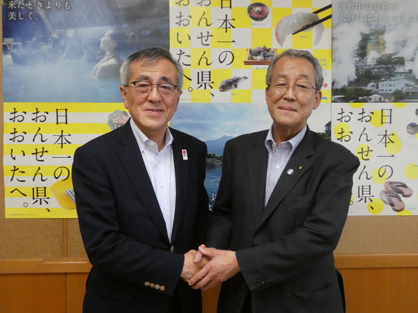 握手を交わす二日市副知事と奥塚市長
