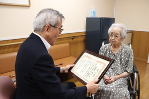 お祝いの言葉を伝える奥塚市長