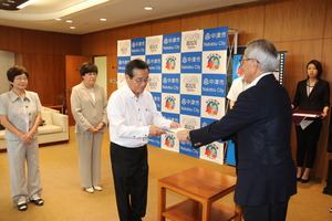 選任書を手渡す奥塚市長