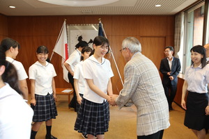 握手で送り出す奥塚市長