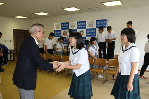 握手で送り出す奥塚市長