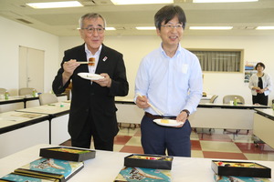 中津鱧膳を試食する奥塚市長と前田副市長