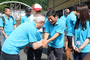 韓国選手団長と握手する奥塚市長