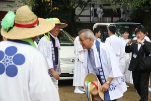 地域のみなさんと交流する奥塚市長