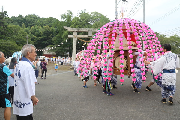 花傘鉾の出発を見送る奥塚市長