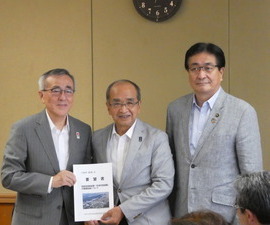広瀬県知事（中央）と奥塚市長（左）