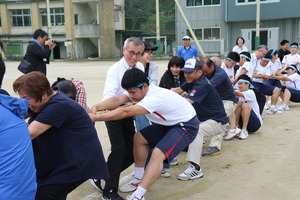 綱引きに参加する奥塚市長