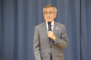 あいさつする奥塚市長