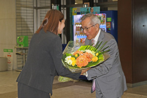 花束を受け取る奥塚市長