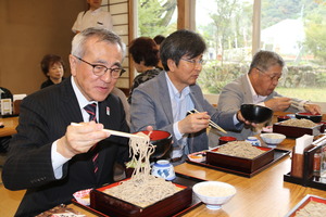 秋の新そばを試食する奥塚市長