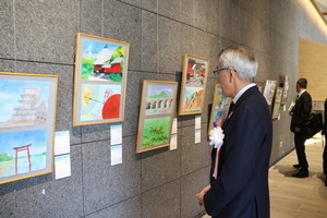 開館記念企画展を鑑賞する奥塚市長