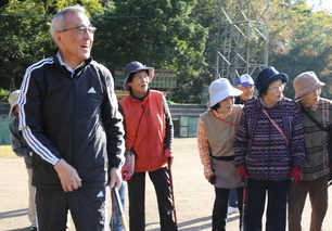 始球式で打球の行方を目で追う奥塚市長